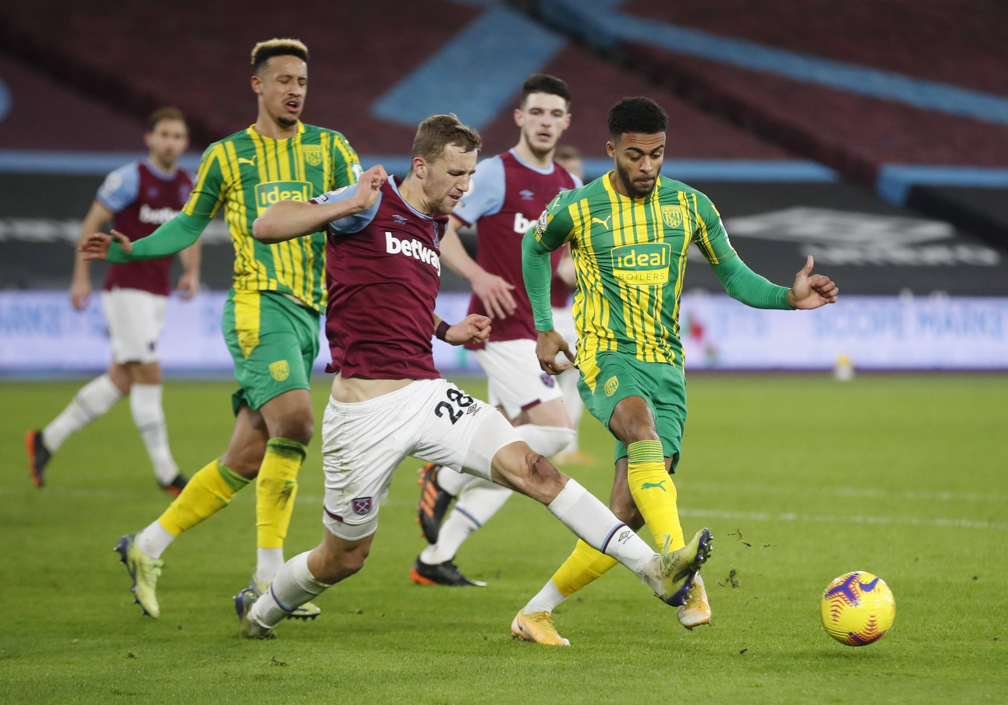 官方：米兰与18岁中场萨拉完成续约；据悉新合同到2030年